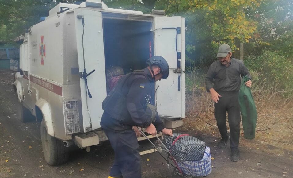 У жовтні рятувальники допомогли евакуюватися 100 жителям прифронтових населених пунктів Донеччини