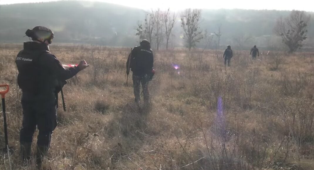 Триває розмінування полів Донеччини: цього разу сапери ДСНС працювали біля Тетянівки (відео)