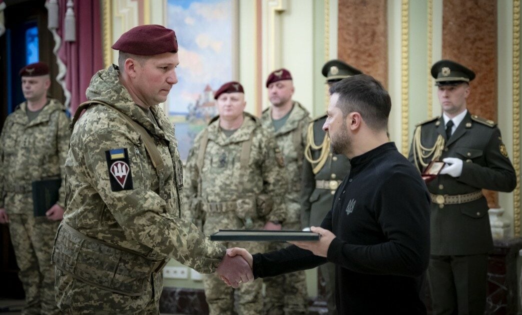 Зеленський вручив "Хрест бойових заслуг" командиру десантників, які нищили росіян у Білогорівці