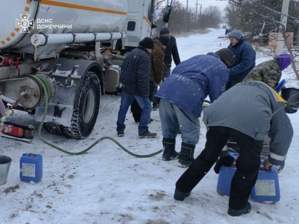 Більше 100 тонн води підвезли рятувальники мешканцям прифронтових населених пунктів на Донеччині