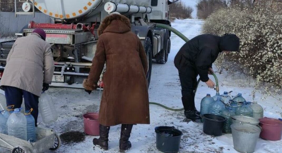 Более 100 тонн воды подвезли спасатели жителям прифронтовых населенных пунктов в Донецкой области