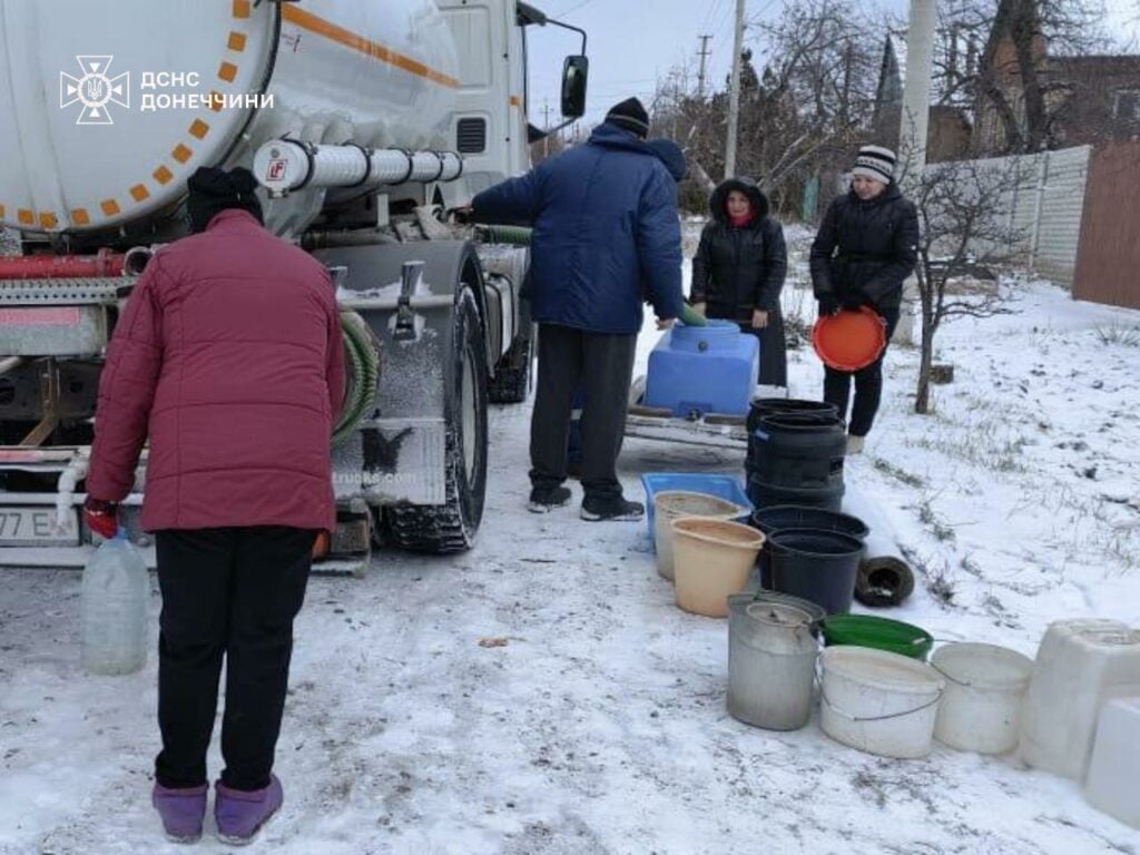 Більше 100 тонн води підвезли рятувальники мешканцям прифронтових населених пунктів на Донеччині