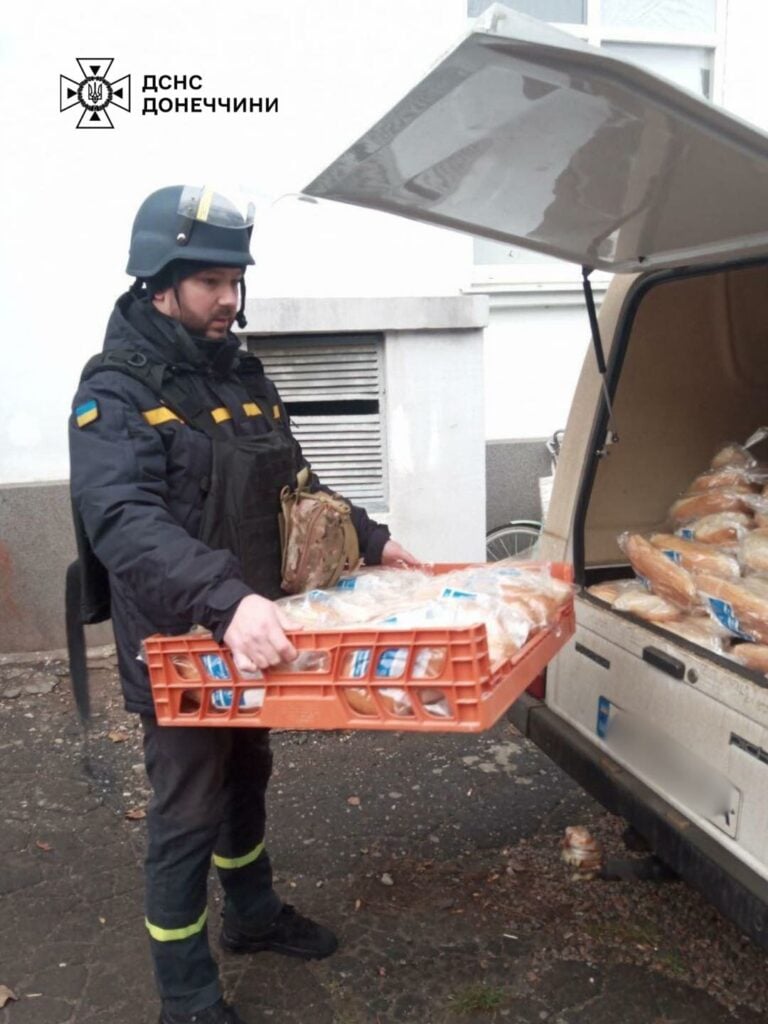 Більше тонни гуманітарної допомоги доставили рятувальники мешканцям Миколаївки