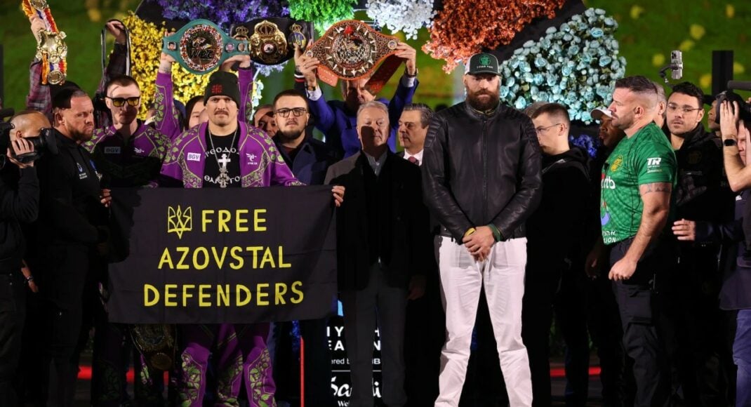 Боксер Усик вийшов на зважування перед боєм проти Фʼюрі з прапором Free Azovstal Defenders