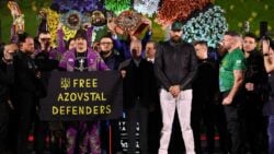 Боксер Усик вийшов на зважування перед боєм проти Фʼюрі з прапором Free Azovstal Defenders