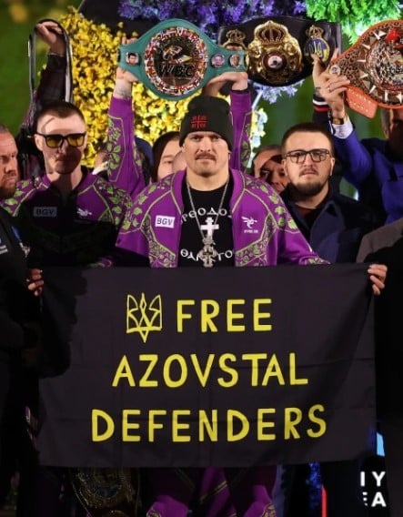 Боксер Усик з прапором Free Azovstal Defenders