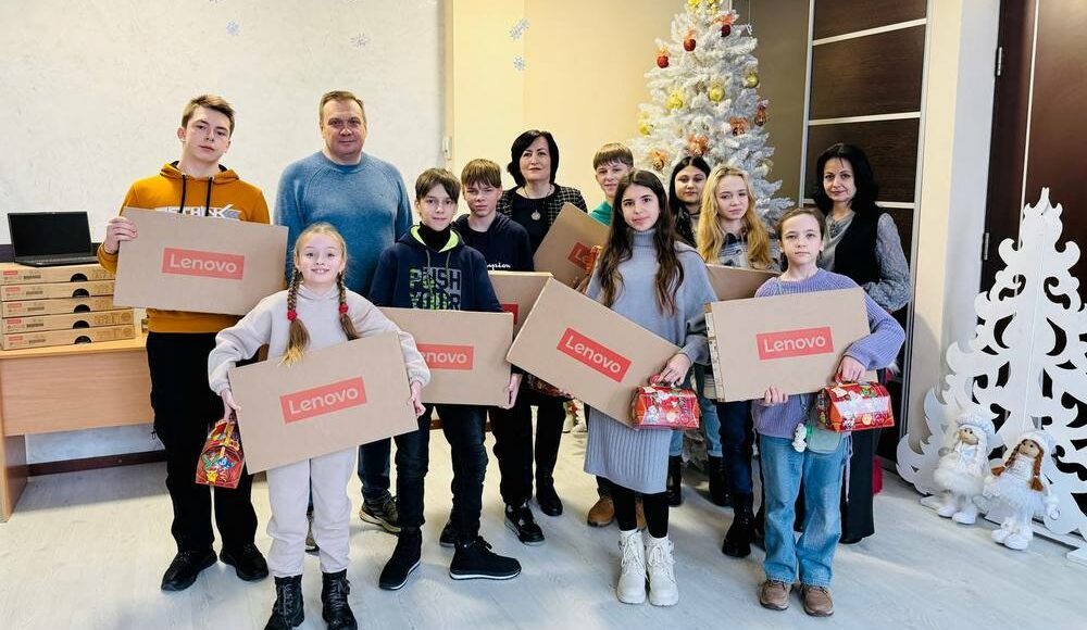 Дітям Покровської громади передали ноутбуки та святкові подарунки (фото)