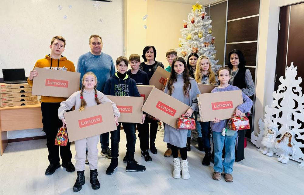 Дітям Покровської громади передали ноутбуки та святкові подарунки (фото)