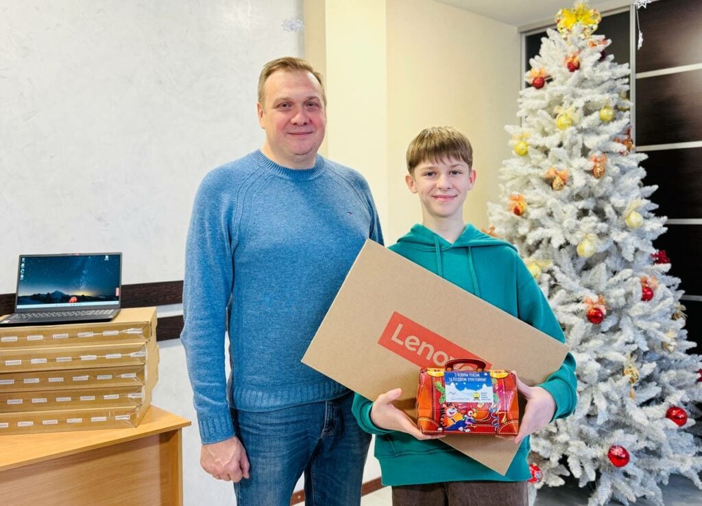 Дітям Покровської громади передали ноутбуки та святкові подарунки (фото)