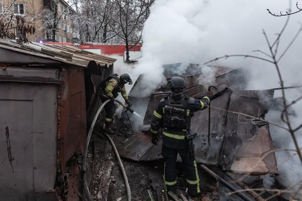 У Костянтинівці рятувальники ліквідували наслідки обстрілу (фото)