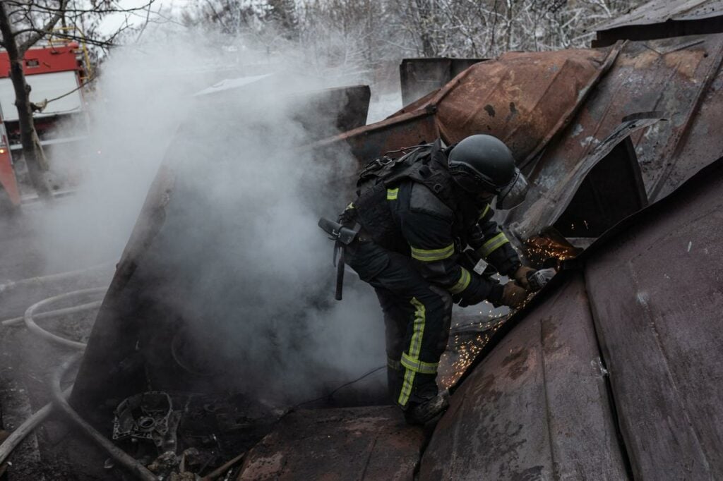 У Костянтинівці рятувальники ліквідували наслідки обстрілу (фото)