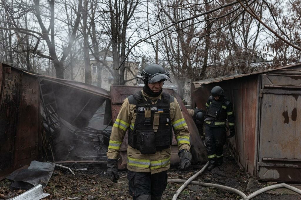 У Костянтинівці рятувальники ліквідували наслідки обстрілу (фото)