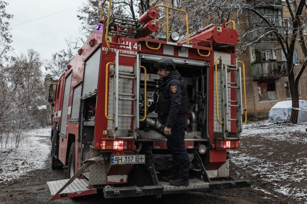 У Костянтинівці рятувальники ліквідували наслідки обстрілу (фото)