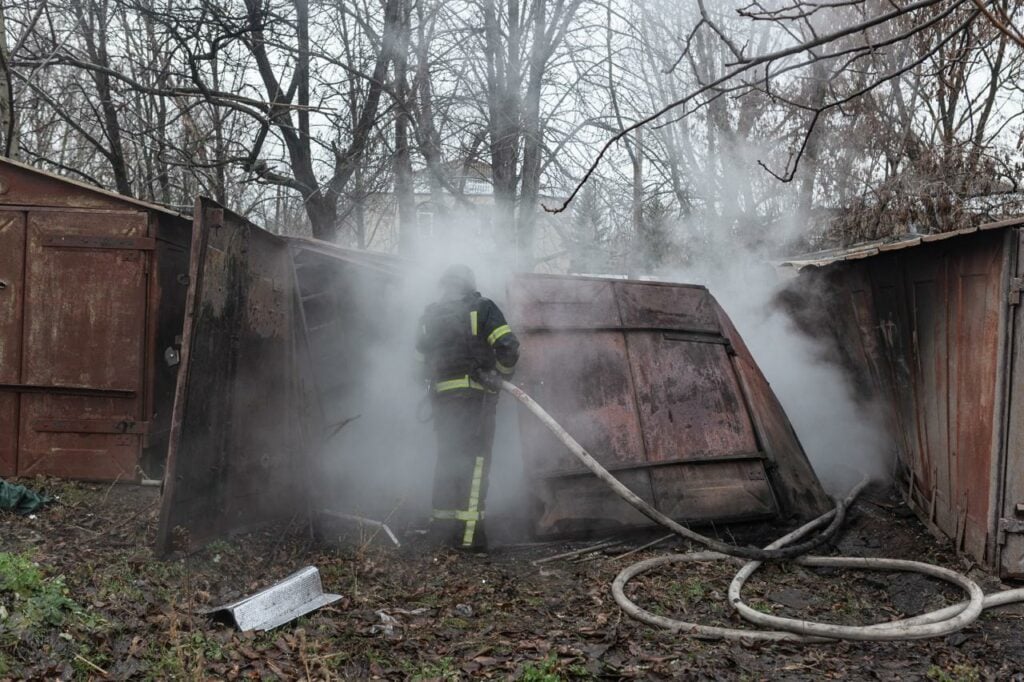 У Костянтинівці рятувальники ліквідували наслідки обстрілу (фото)