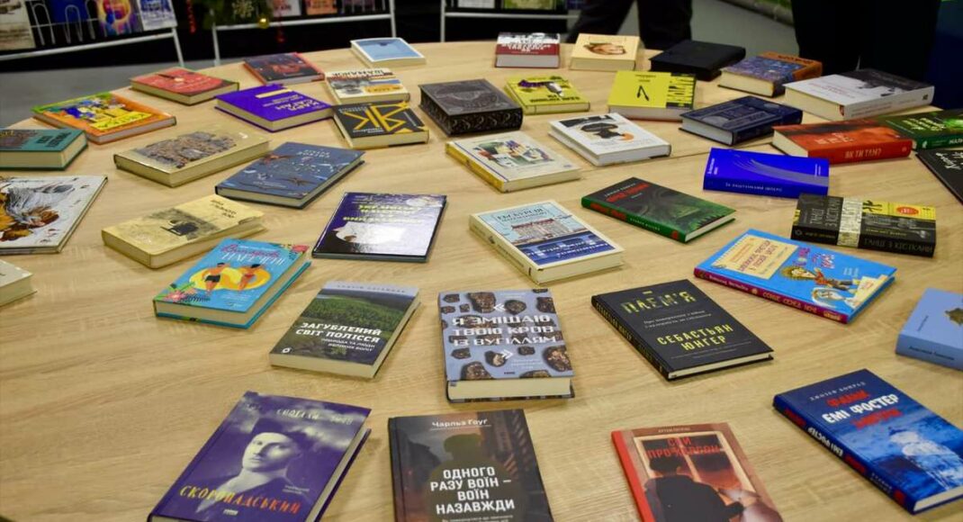 "Інформаційний спротив" подарував краматорським бібліотекам 100 книжок