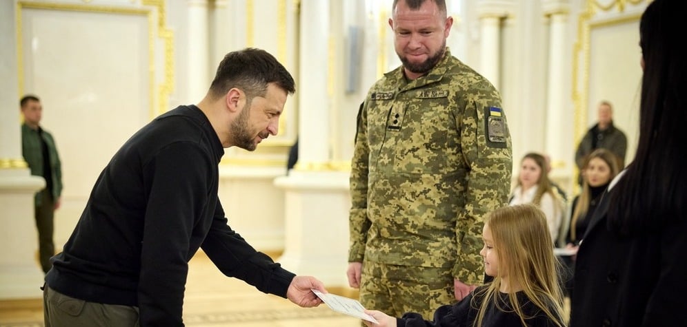 Сертифікат на квартиру Зеленський вручив родині прикордонника Луганського загону (фото)