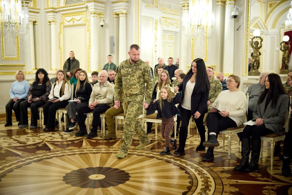 Сертифікат на квартиру Зеленський вручив родині прикордонника Луганського загону (фото)