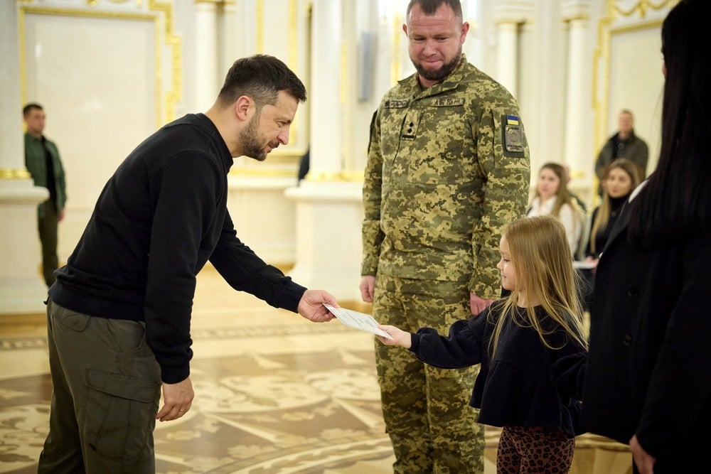 Сертифікат на квартиру Зеленський вручив родині прикордонника Луганського загону (фото)