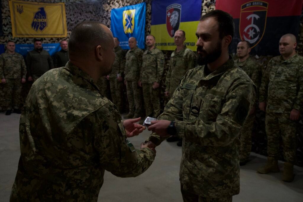 Луганские пограничники огневой поддержки получили награды по случаю Дня ракетных войск и артиллерии