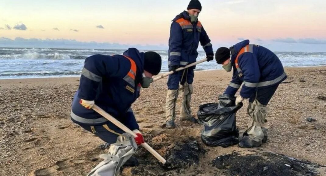 Окупанти відправляють маріупольських студентів ліквідувати наслідки розливу нафти в Анапі, — міськрада