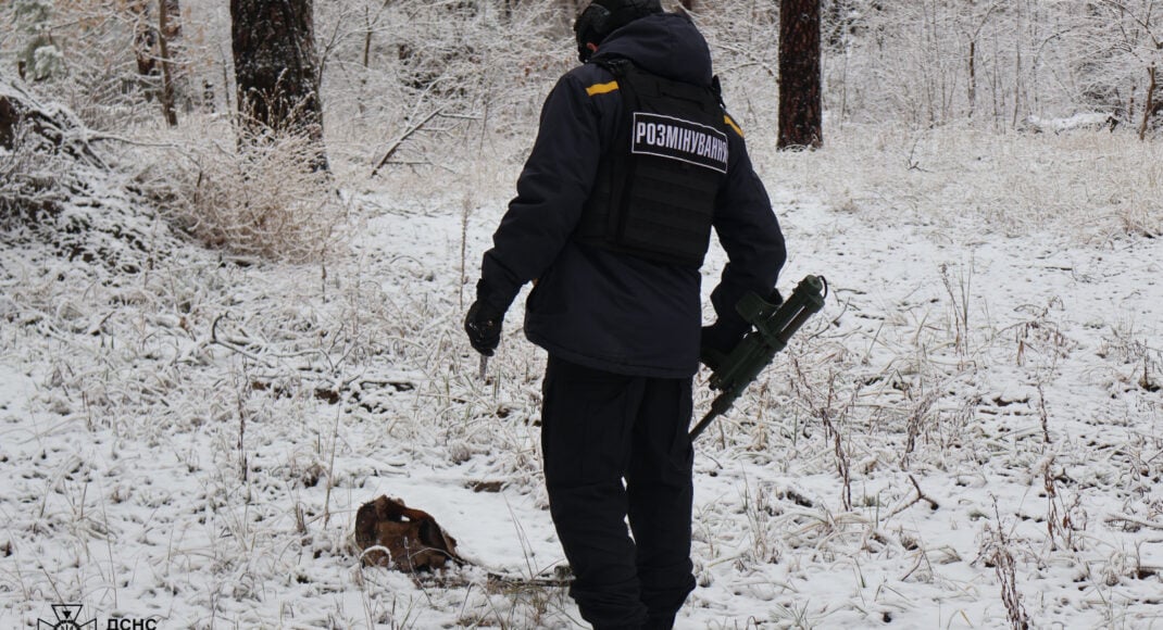 На Донетчине пиротехники ГСЧС продолжают разминировать деоккупированные леса (фото)