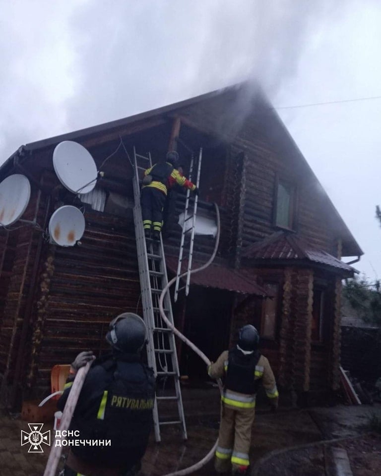 На Лиманщині рятувальники ліквідували три пожежі, одна з яких сталася внаслідок ворожого обстрілу