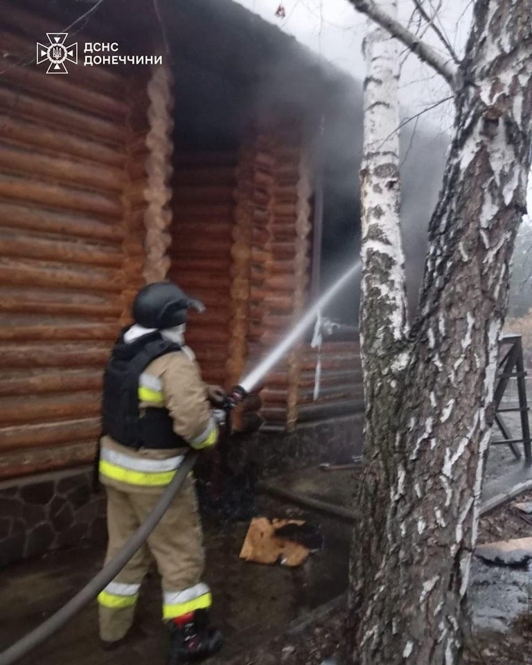 На Лиманщині рятувальники ліквідували три пожежі, одна з яких сталася внаслідок ворожого обстрілу