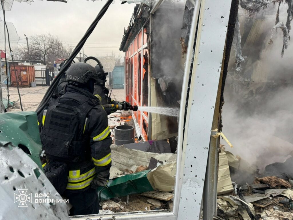 У Покровську рятувальники ліквідували наслідки обстрілу на території ринку (фото)