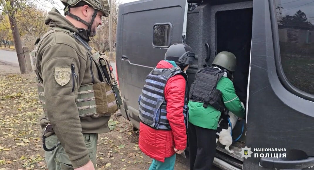 Поліцейські евакуювали ще дві родини з дітьми з Костянтинівки (відео)