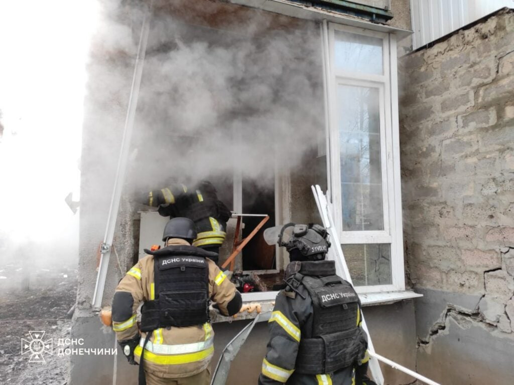 У Покровську рятувальники ліквідували дві пожежі, які виникли внаслідок ворожих обстрілів