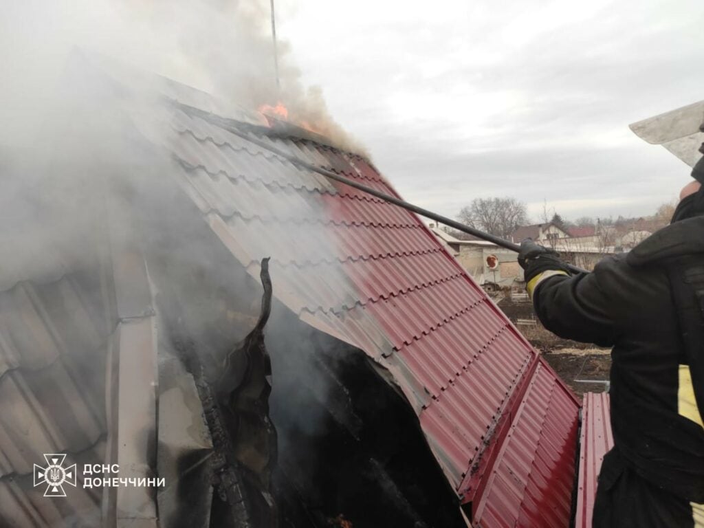 У Покровську рятувальники ліквідували дві пожежі, які виникли внаслідок ворожих обстрілів