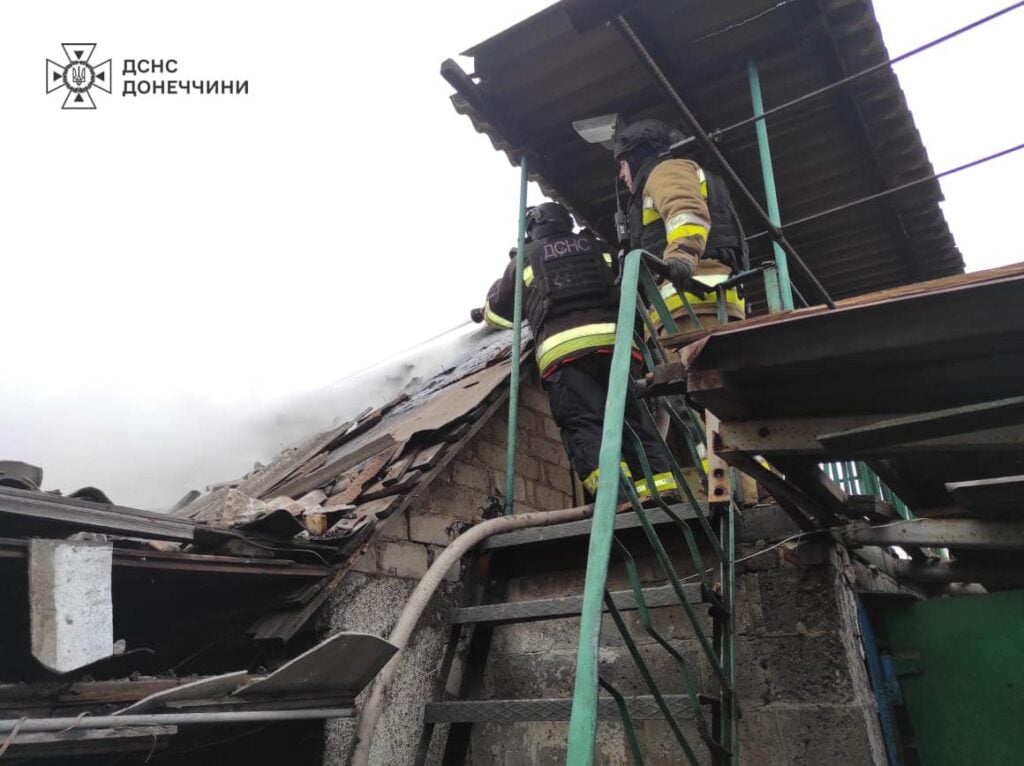 У Покровську рятувальники надали допомогу та транспортували до лікарні пораненого внаслідок обстрілу чоловіка