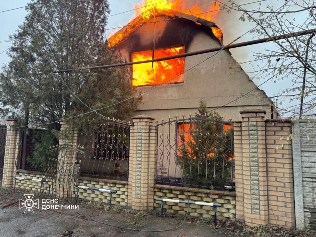 У Покровську рятувальники потрапили під повторний обстріл під час ліквідації пожежі