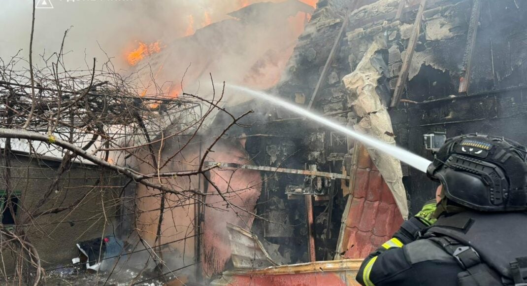 В Покровске спасатели попали под повторный обстрел во время ликвидации пожара