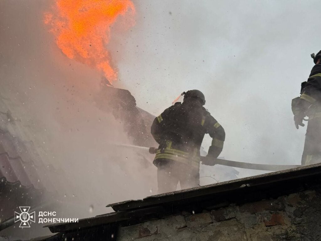 У Покровську рятувальники потрапили під повторний обстріл під час ліквідації пожежі