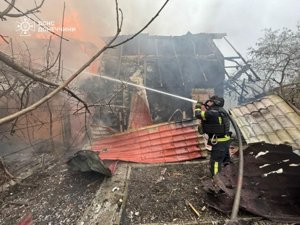 У Покровську рятувальники потрапили під повторний обстріл під час ліквідації пожежі