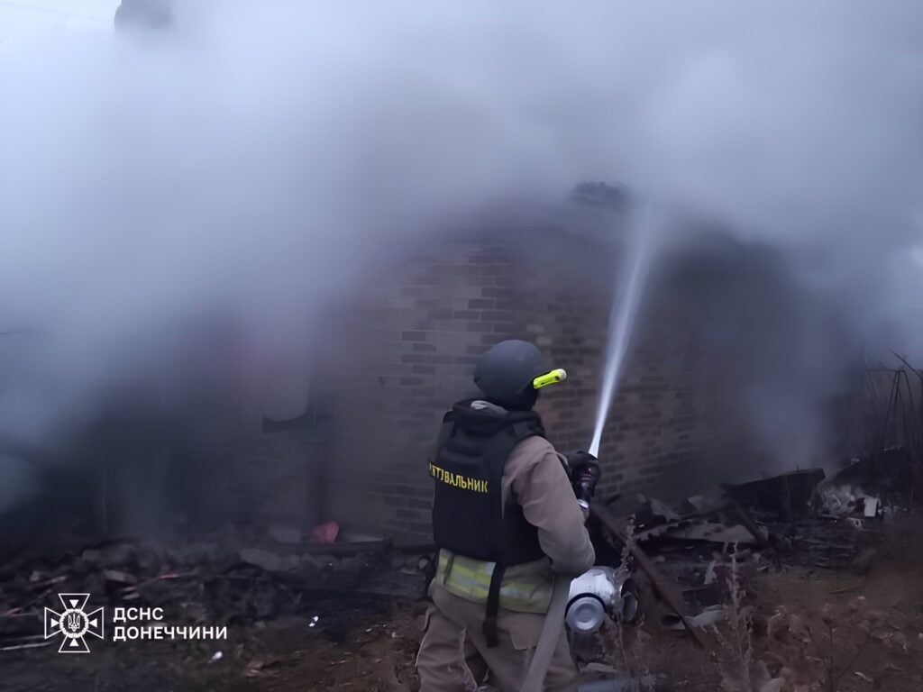 У Покровську внаслідок російського обстрілу палав житловий будинок, його гасили дві години