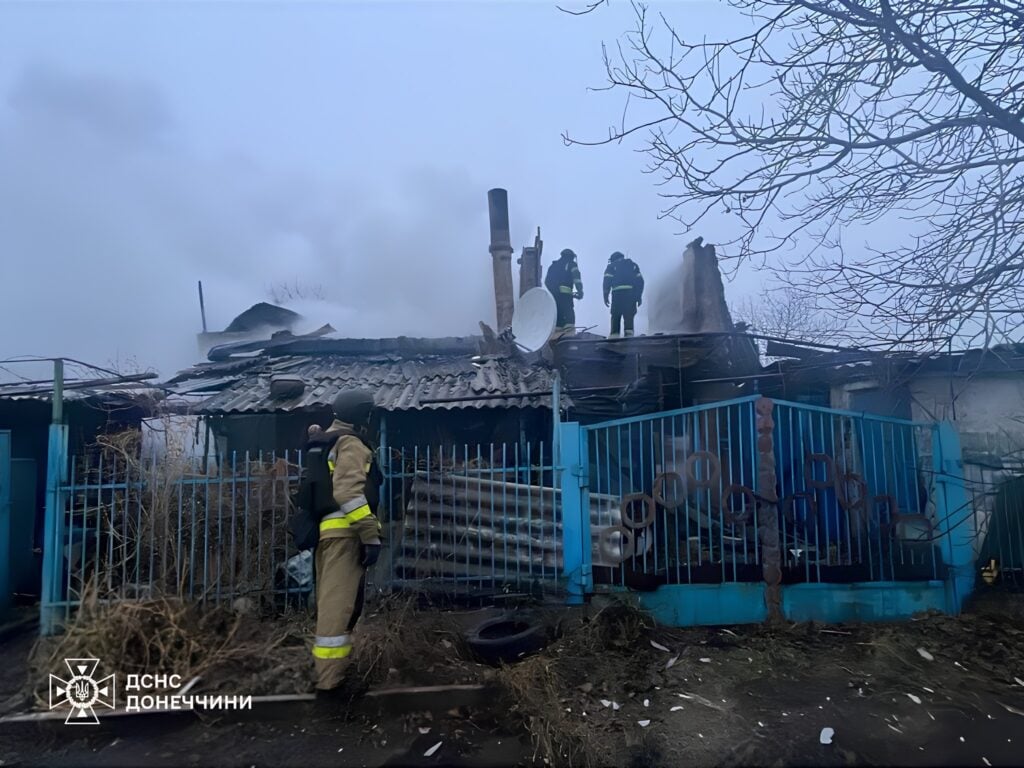 У Покровську внаслідок російського обстрілу палав житловий будинок, його гасили дві години