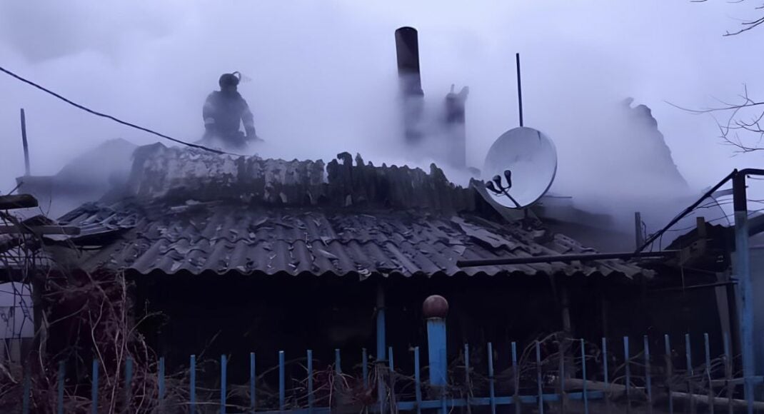 У Покровську внаслідок російського обстрілу палав житловий будинок: його гасили дві години (фото)