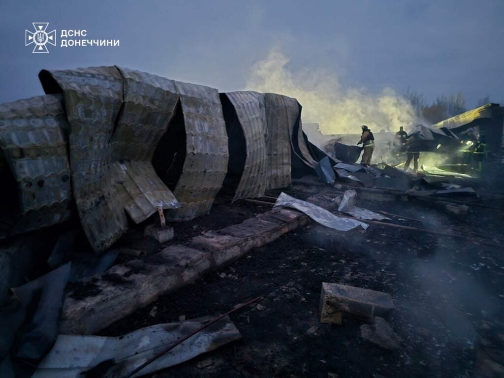 У селі Новоіверське Краматорського району рятувальники ліквідували пожежу, спричинену ворожим обстрілом