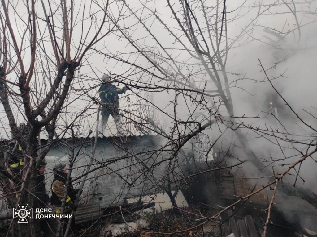 В Удачному рятувальники під час ліквідації пожежі потрапили під повторний ворожий обстріл