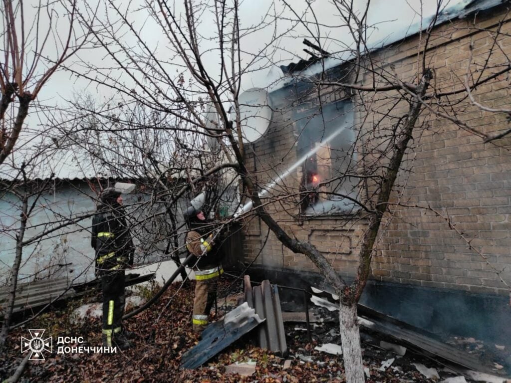 В Удачному рятувальники під час ліквідації пожежі потрапили під повторний ворожий обстріл