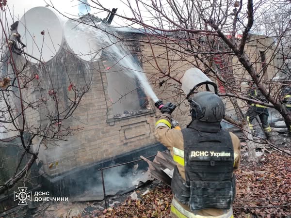 В Удачному рятувальники під час ліквідації пожежі потрапили під повторний ворожий обстріл