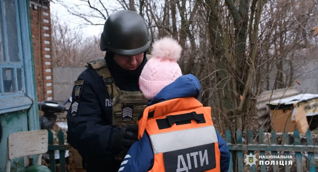 З прифронтового села Яблунівка поліція евакуювала дівчинку з батьками (відео)