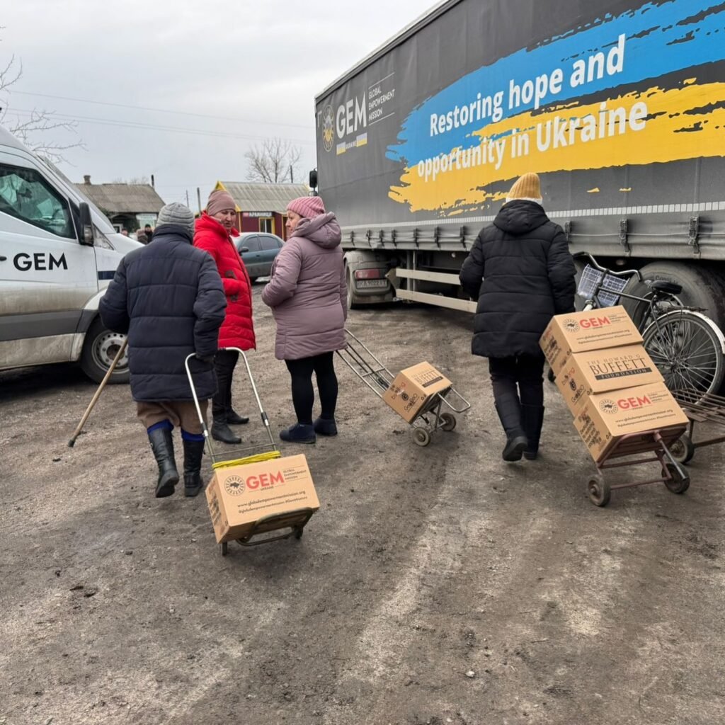 Жители четырех поселков в Донецкой области получили продуктовые наборы от GEM и HGBF