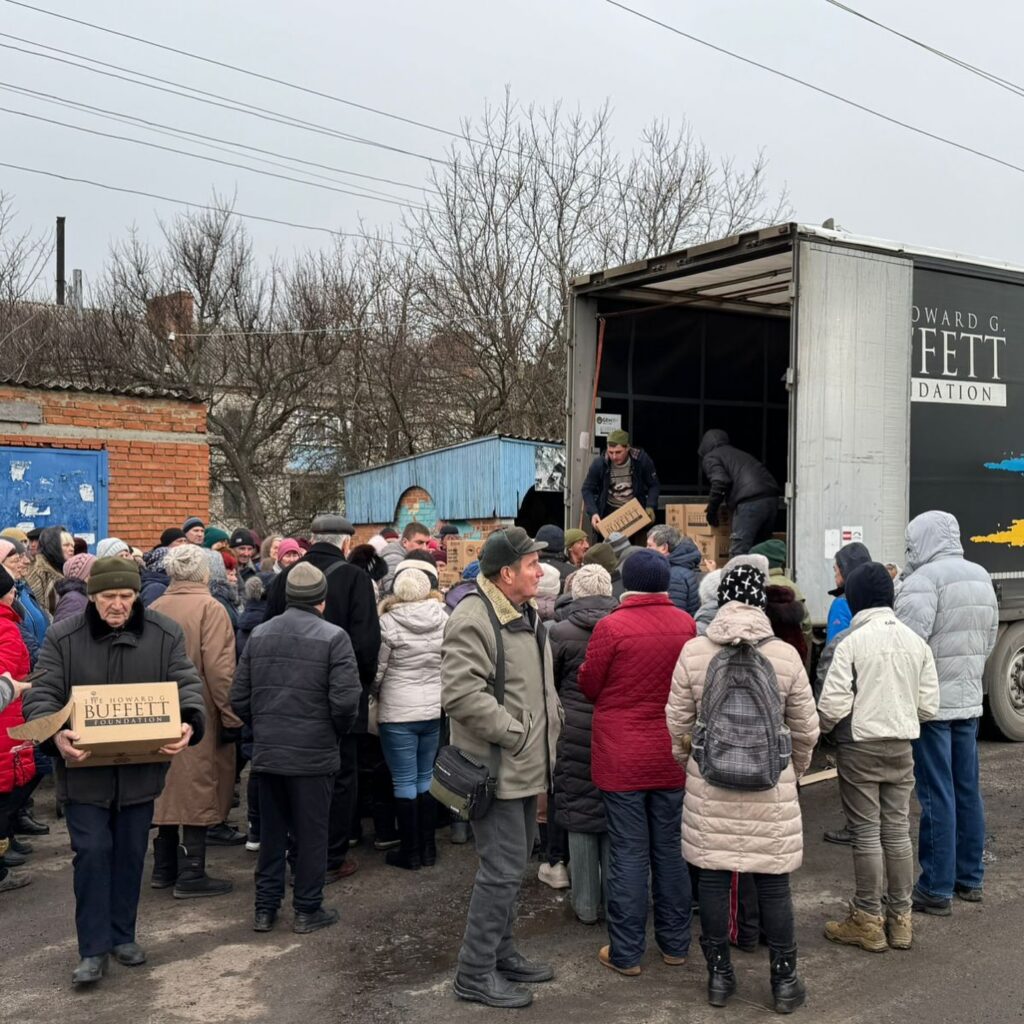 Жители четырех поселков в Донецкой области получили продуктовые наборы от GEM и HGBF