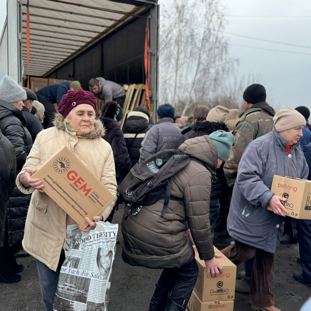 Жители четырех поселков в Донецкой области получили продуктовые наборы от GEM и HGBF