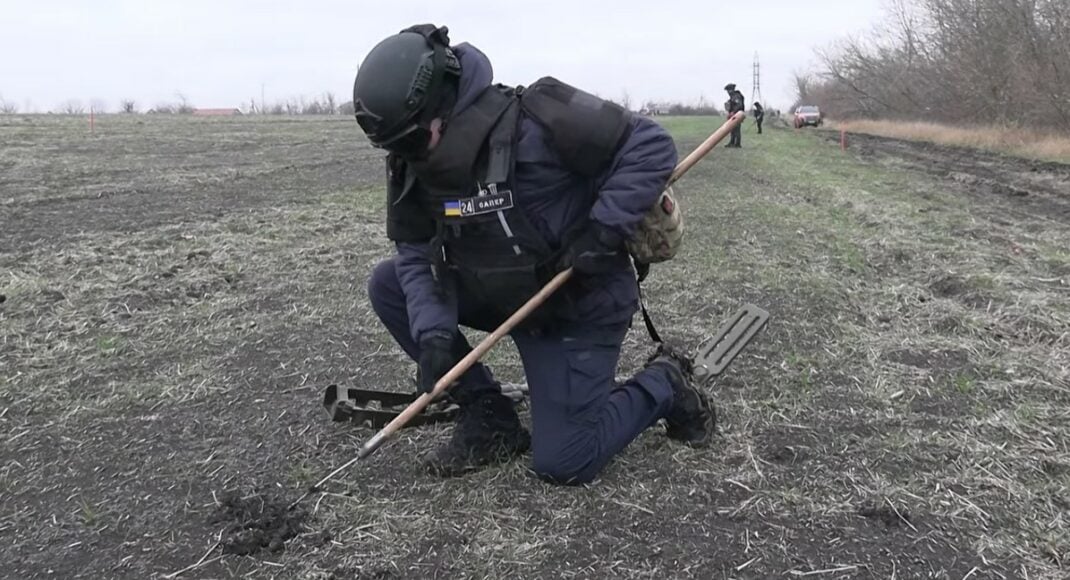 Сапери ДСНС обстежили поля поблизу села Коровій Яр на Донеччині (відео)