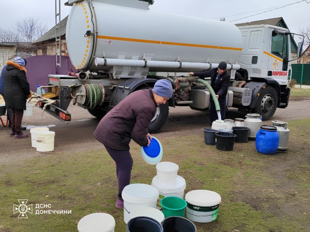 256 тис. літрів води доставили рятувальники жителям прифронтових населених пунктів Донеччини з початку року