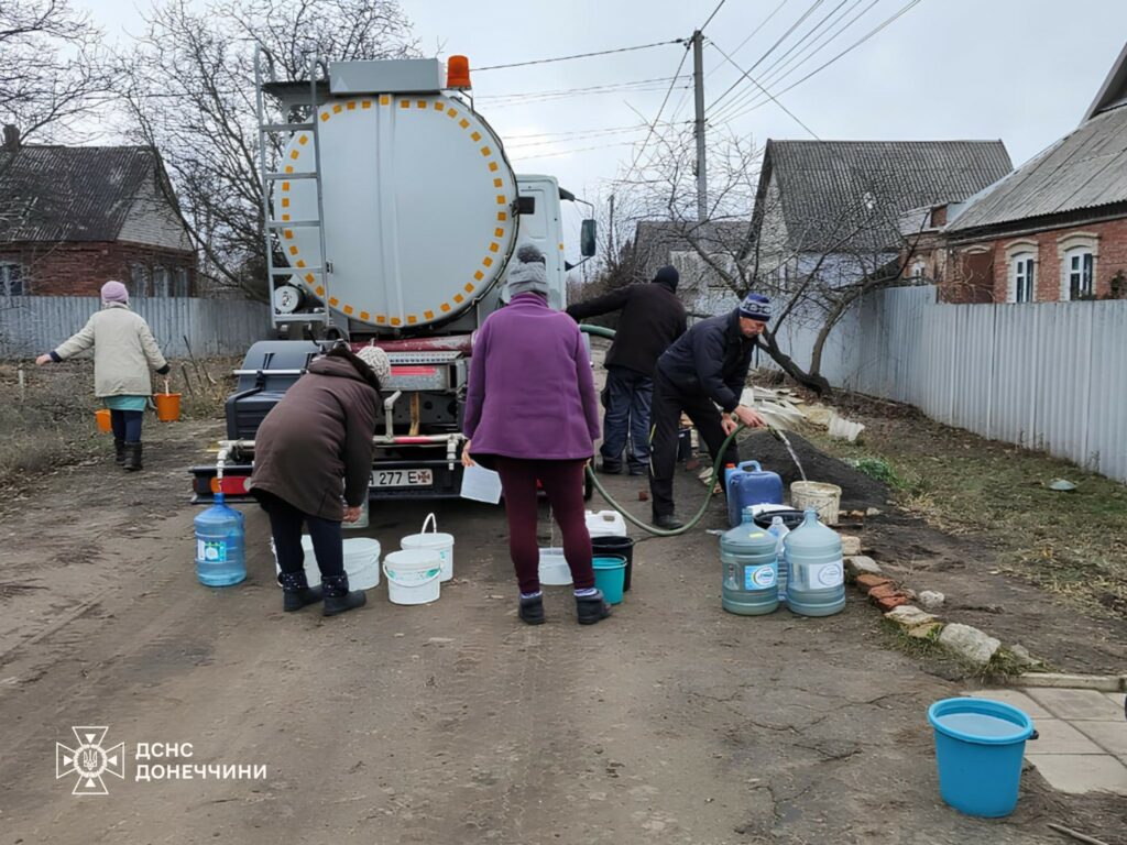 256 тис. літрів води доставили рятувальники жителям прифронтових населених пунктів Донеччини з початку року